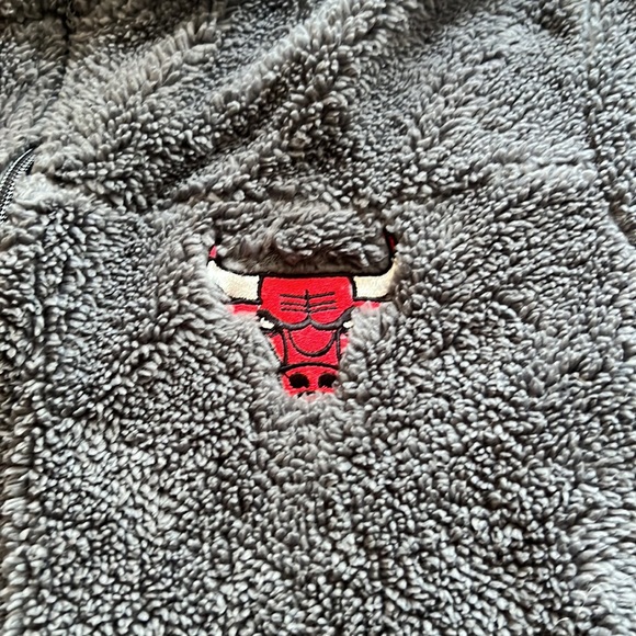 Chicago Bulls gray fleece Jacket - Picture 3 of 5